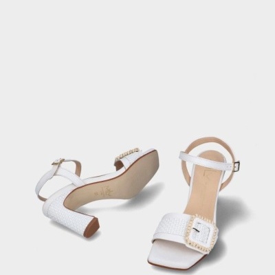 Sandálias brancas de salto médio com fivela decorativa e tira ajustável