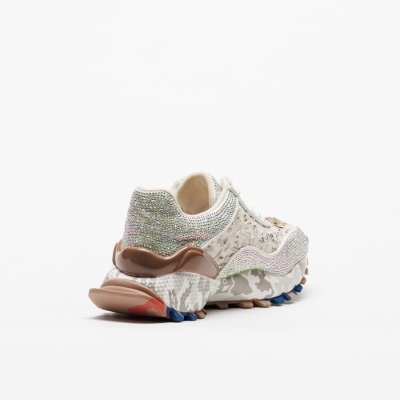 Tênis branco com cristais e sola camuflada