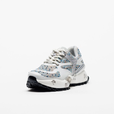 Ténis desportivos com padrão tricot azul, branco e castanho e sola preta e branca