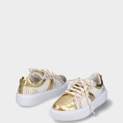 Par de sapatilhas femininas branco e dourado com padrão croco e sola branca
