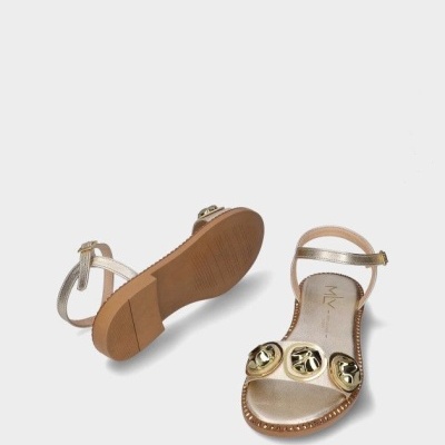 Sandálias douradas femininas com aplicações metálicas e sola castanha