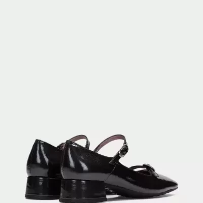 Sapatos de salto médio em verniz preto com tira e laço