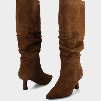 Botas altas de senhora castanhas em camurça com salto fino e bico pontiagudo