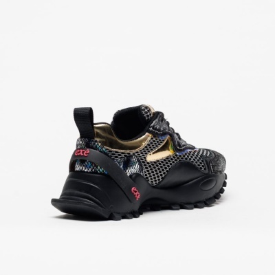 Ténis desportivo preto com detalhes dourados e rosa, textura de escamas e sola robusta preta.