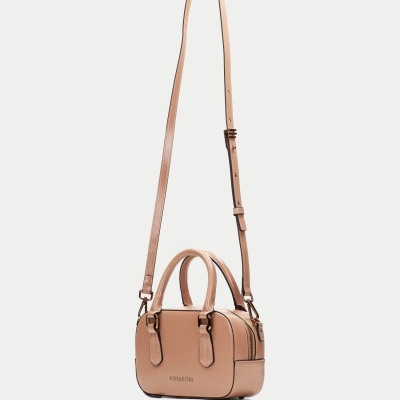 Mala pequena bege com alça longa ajustável e pegas curtas