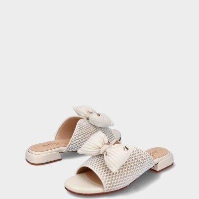 Sandálias brancas com laço decorativo e padrão de rede