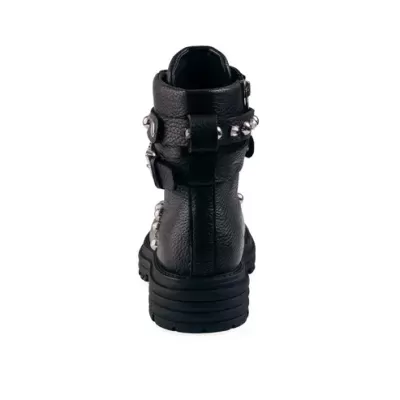 Bota preta com detalhes metálicos vista de trás