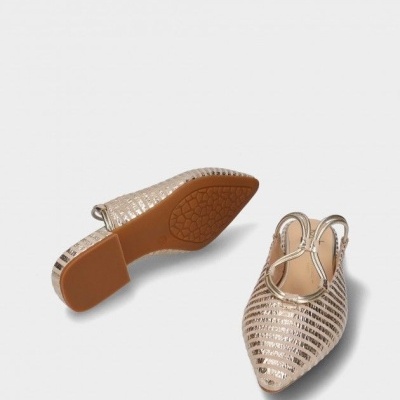 Sapatos femininos rasos dourados com padrão listrado e sola castanha