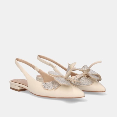 Sapatos slingback bege com laço prateado decorativo e salto baixo