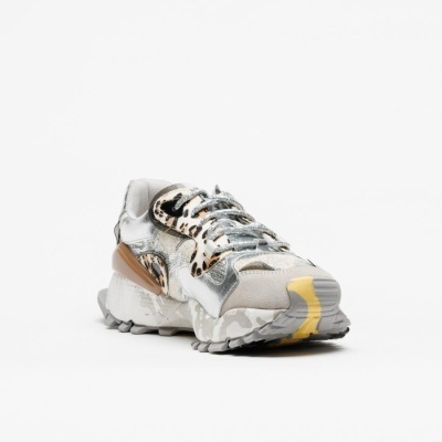 Tênis desportivo cinza, bege e branco com padrão animal print