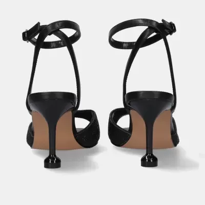 Sandálias pretas de salto alto fino vista de trás