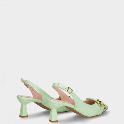 Sapatos verdes com saltos médios e detalhe dourado