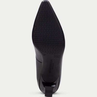 Sola preta de bota com texto gravado