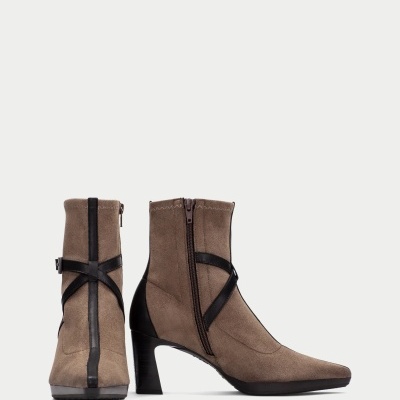 Botins femininos castanho claro com detalhes em pele preta e salto médio
