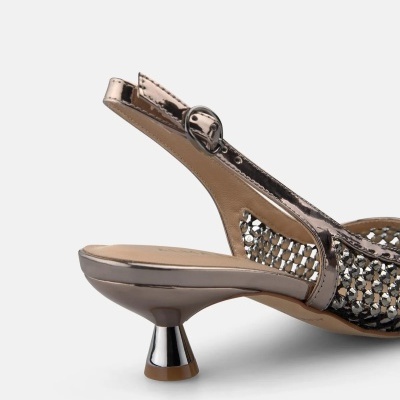 Salto alto feminino prateado com pedrinhas e tira ajustável