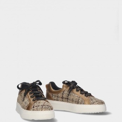 Sapatilhas castanhas e bege com atacadores pretos e sola branca