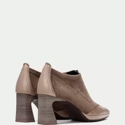 Sapatos de salto alto bege com detalhes em camurça e pele, salto largo. 