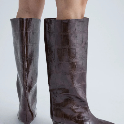Botas femininas castanhas escuras de cano alto com padrão de pele de crocodilo e salto fino