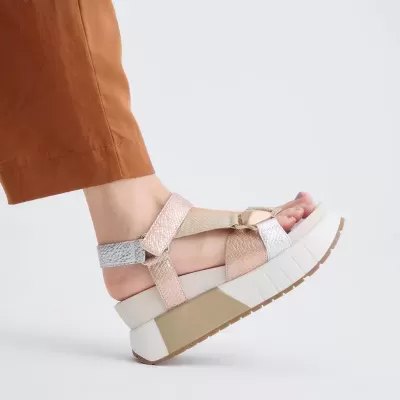 https://www.anajosapataria.com/product/sandalias-exe-olivia-934-gold-silver