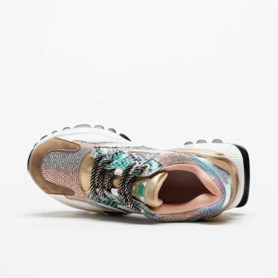 Ténis multicolor com padrão de cobra, detalhes brilhantes e atacadores tricolores