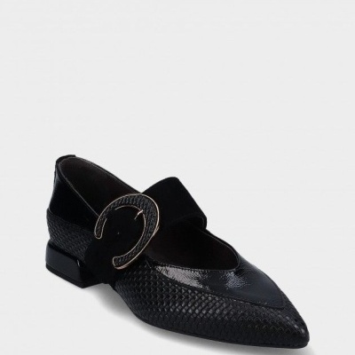 Sapato preto feminino com textura pele de cobra e fivela dourada