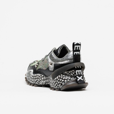 Ténis desportivos prateados e pretos com padrão em escamas na sola
