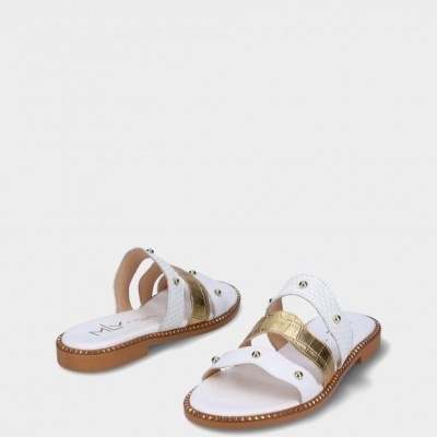 Sandálias rasas femininas brancas com detalhes dourados e tachas