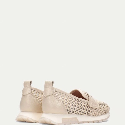 Sapatilhas bege com malha trançada e sola branca antiderrapante