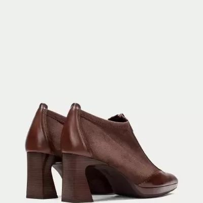 Sapatos femininos castanhos de salto alto largo em couro e tecido