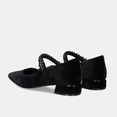 Sapatos femininos pretos de veludo com tiras decorativas e salto baixo