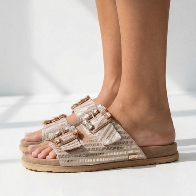 Sandálias rasas bege com padrões riscados e fivelas douradas