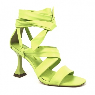 Sandália verde claro de salto alto com tiras