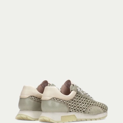 Ténis cinza e bege com textura de rede e sola branca