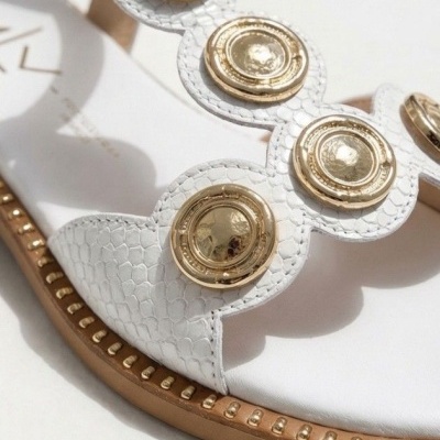 Sandália branca com botões dourados e sola castanha clara