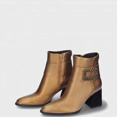 Botas castanho dourado com salto largo e fivela decorativa