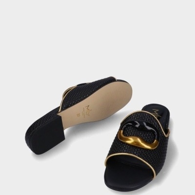 Sandálias pretas femininas com detalhe dourado e sola bege