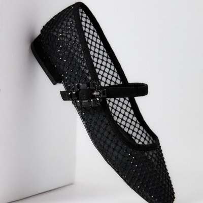 Sapato preto feminino tipo mary jane com rede e pedras pretas.