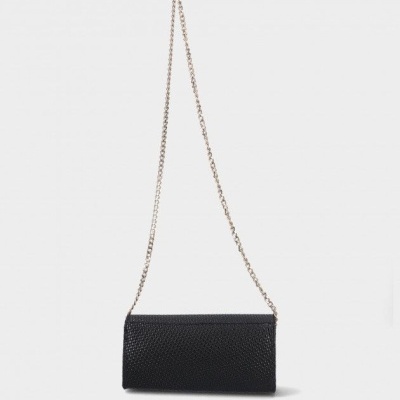 Mala preta com alça de corrente dourada.