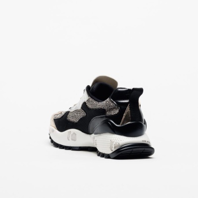 Ténis desportivo preto, prata brilhante e bege com brilho prateado visto de trás