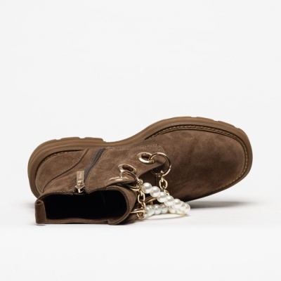Bota castanha de camurça com detalhes em pérolas e correntes douradas