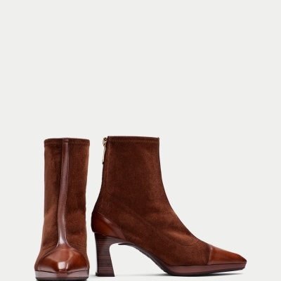 Botas femininas castanhas em camurça com biqueira e salto em pele