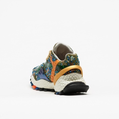 Sapatilha desportiva multicolor com pedras brilhantes vista de trás