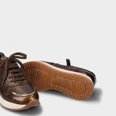 Sapatilhas desportivas castanhas com padrão animal print e sola castanha clara