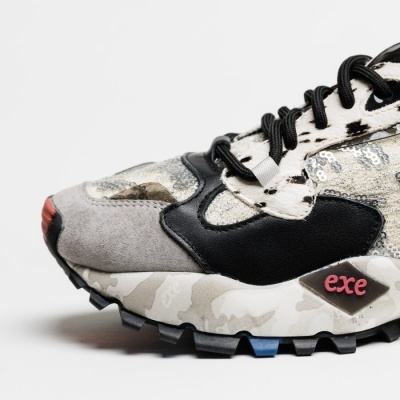 Ténis camuflado cinza com detalhes em couro e lantejoulas, texto exe na lateral