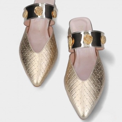 Sapatos mule dourados com fivela metálica decorada com rosas