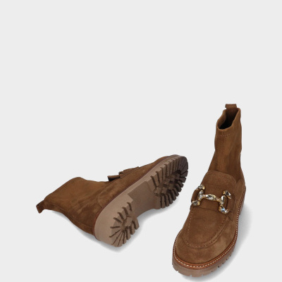 Botas castanhas em camurça com sola grossa e fivela decorativa