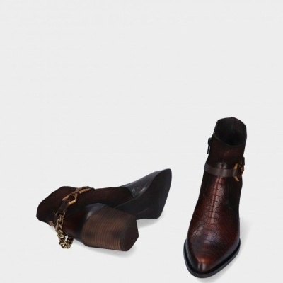 Par de botas castanho escuro com salto médio, textura pele de réptil e detalhe em correia e cadeia dourada