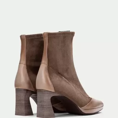 Botins femininos castanhos em couro e camurça com salto largo texturizado