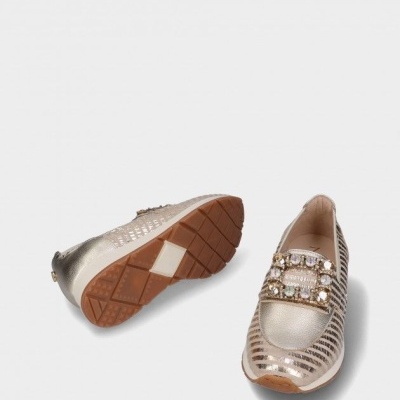 Sapatos dourados com pedras e sola castanha