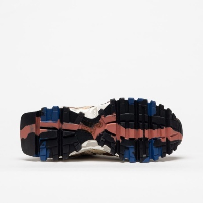 Sola de sapato com padrão antiderrapante em preto, azul e castanho